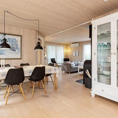 9 Person In Humble-by Traum Holiday home *