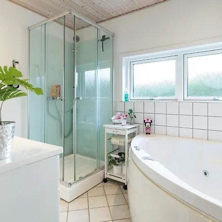 9 Person In Humble-by Traum